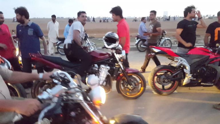 30,000 bike riders in Karachi suffer head injuries due to not wearing a helmet